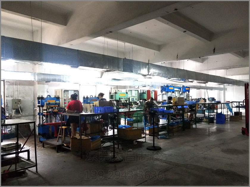 樟木頭吸盤廠車間降溫工程,環(huán)?？照{(diào),車間降溫,大型空調(diào),廠房降溫,潤東方環(huán)?？照{(diào)